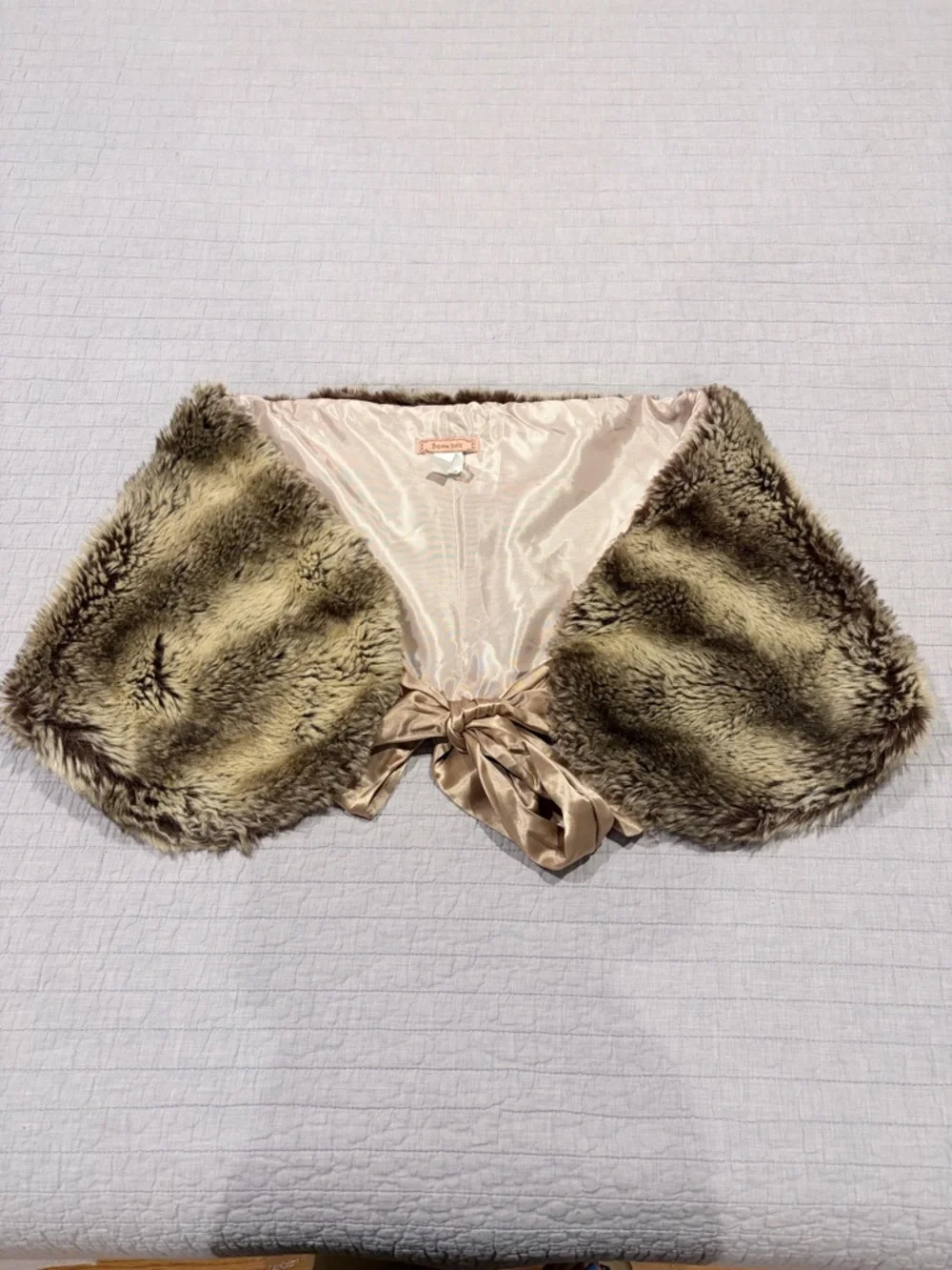Beau Bois Faux Fur Capelet Shawl Satin Tie Closure Size L